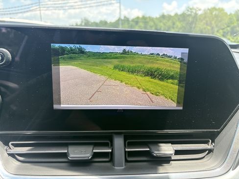 Used 2025 Chevrolet Trax LT FWD image 37