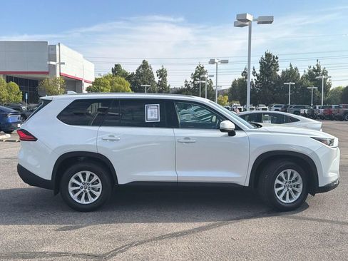 Used 2024 Toyota Grand Highlander AWD image 3