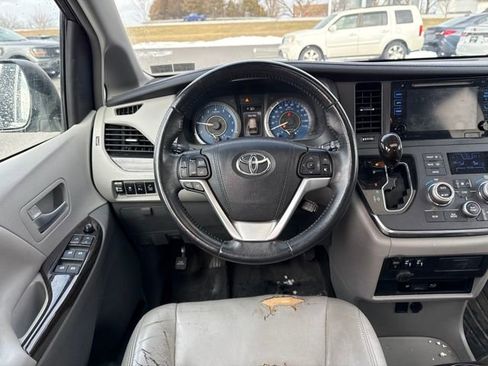 Used 2017 Toyota Sienna XLE Premium image 13