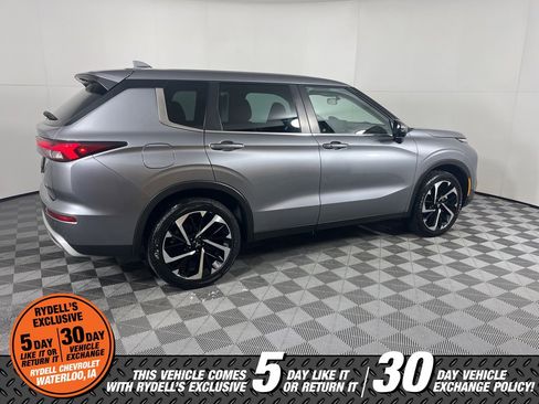 Used 2023 Mitsubishi Outlander SE image 3