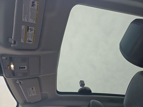 Used 2019 Land Rover Range Rover Evoque SE Premium image 31