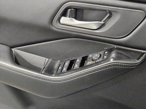 Used 2025 Nissan Rogue SV image 6