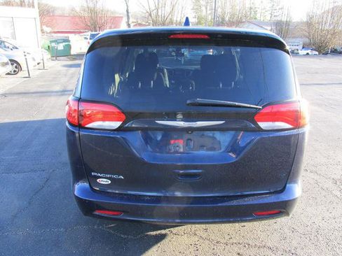 Used 2017 Chrysler Pacifica Touring w/ Tire & Wheel Group FWD image 4