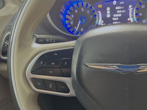 Used 2020 Chrysler Pacifica Limited FWD image 19