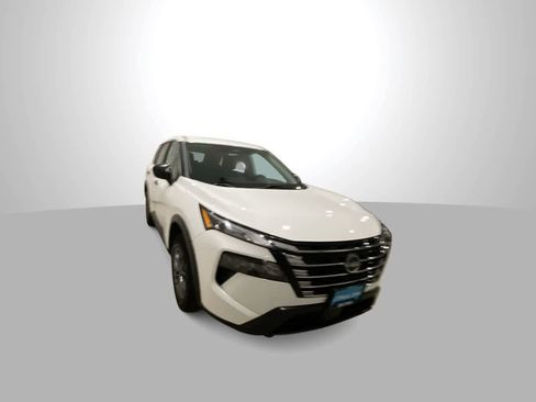 Used 2024 Nissan Rogue S image 2