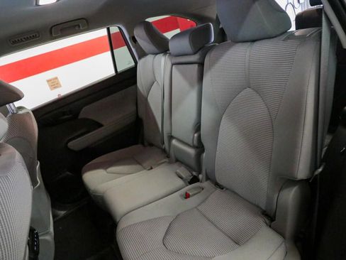Used 2023 Toyota Highlander LE image 13