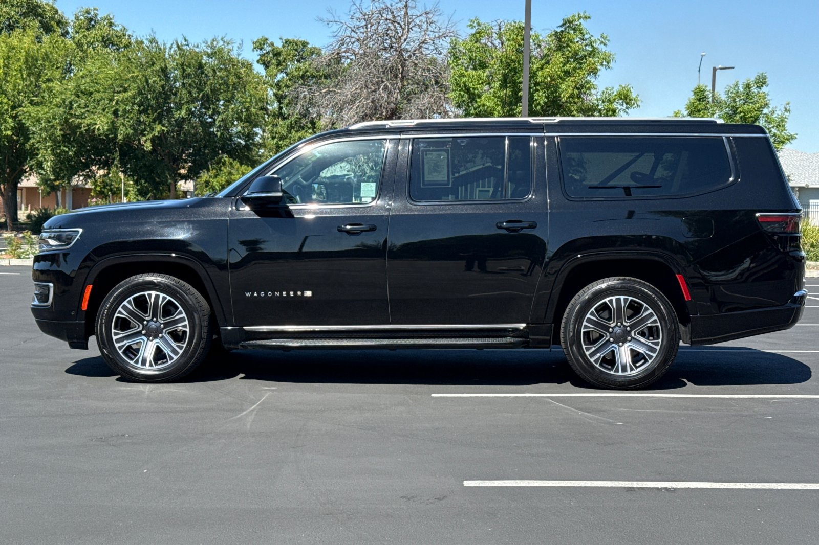 Used 2023 Jeep Wagoneer L Series II RWD image 14