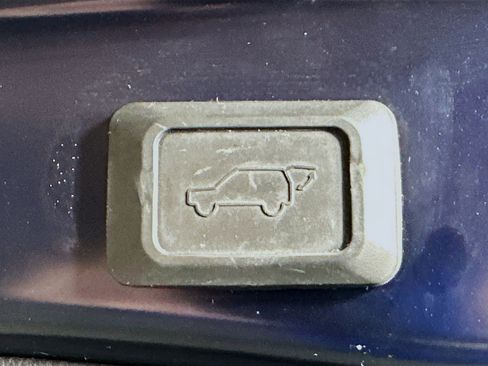 Used 2021 Toyota RAV4 XLE Premium image 29