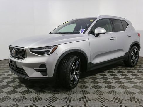 Used 2025 Volvo XC40 B5 Core image 5