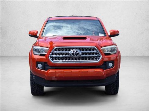 Used 2017 Toyota Tacoma TRD Sport AWD/4WD image 2