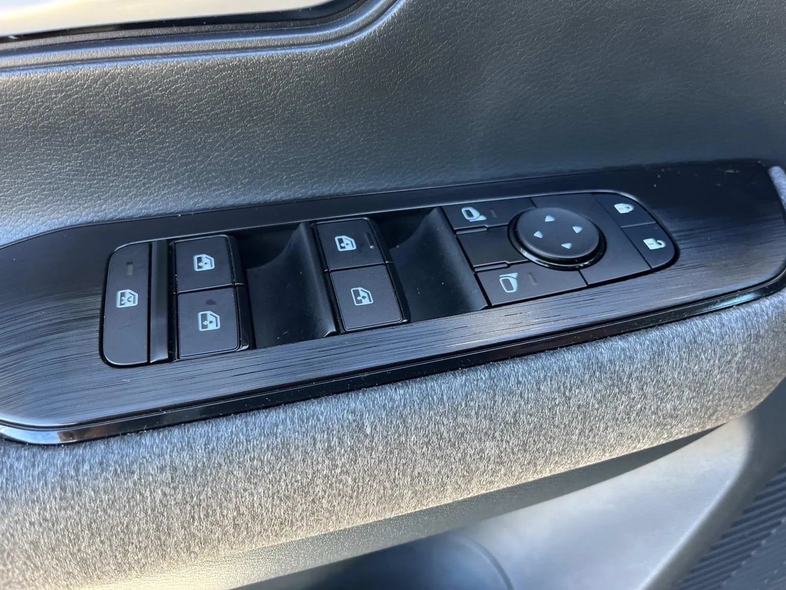 Used 2025 Nissan Kicks SV w/ Illumination Package FWD image 25