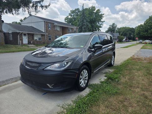 Used 2017 Chrysler Pacifica Touring-L FWD image 4