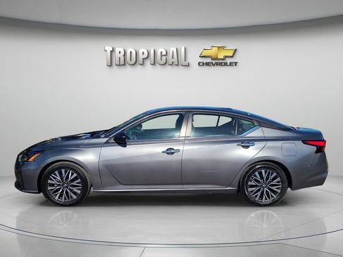 Used 2024 Nissan Altima 2.5 SV image 2