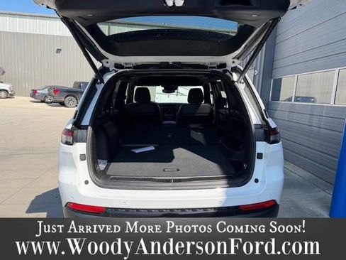 Used 2024 Jeep Grand Cherokee Altitude AWD/4WD image 6