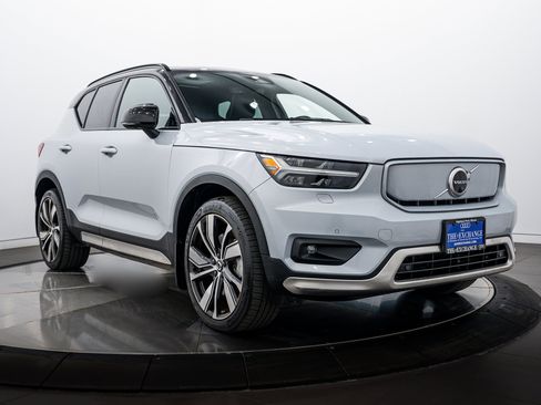 Used 2021 Volvo XC40 P8 Recharge image 2