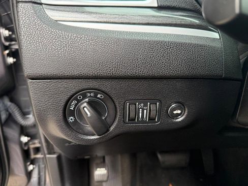 Used 2016 Chrysler 300 Limited image 18