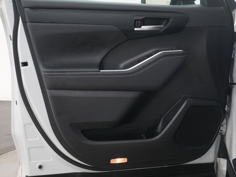 Used 2024 Toyota Highlander XLE image 22