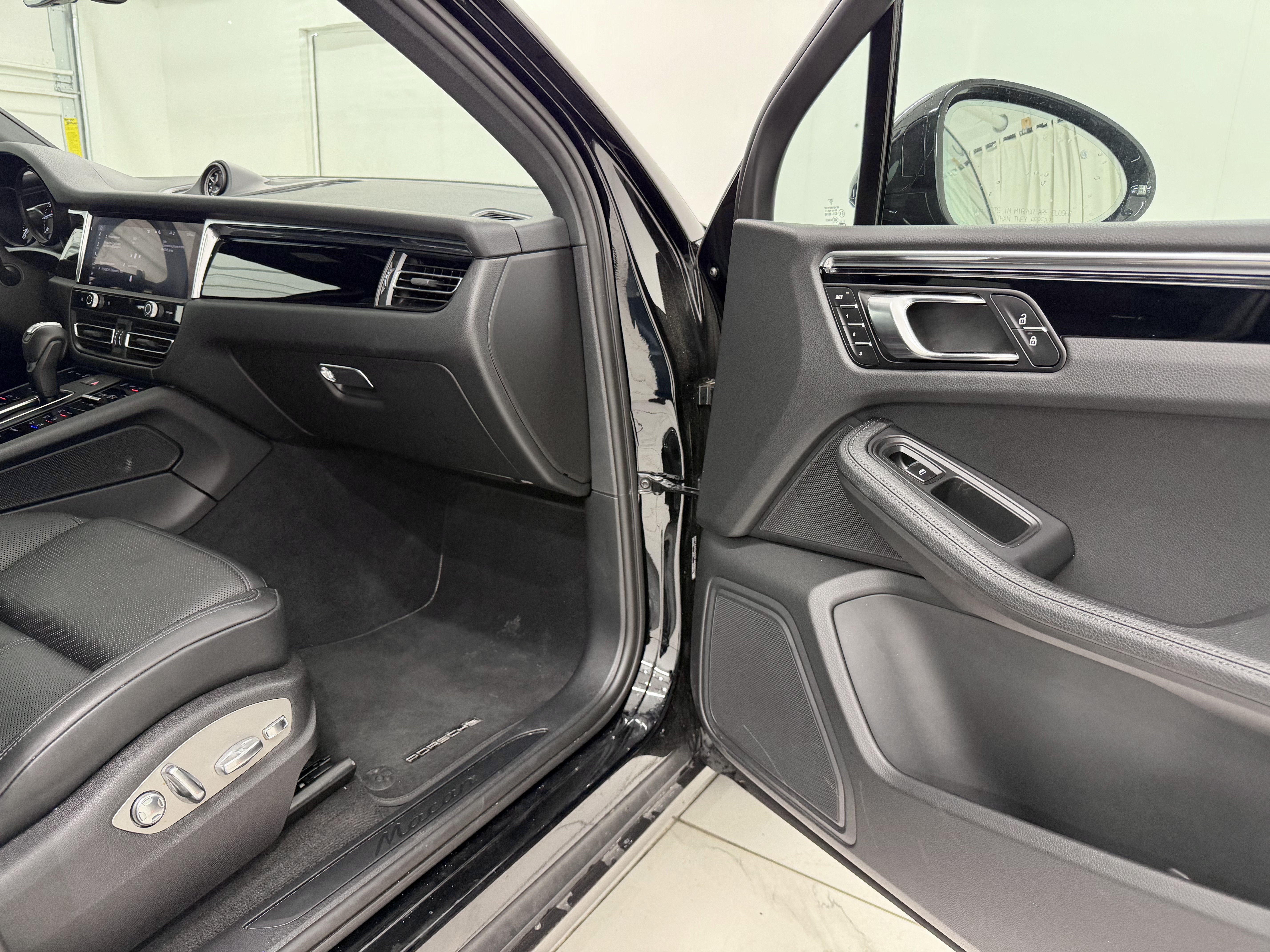 Used 2025 Porsche Macan AWD/4WD image 22