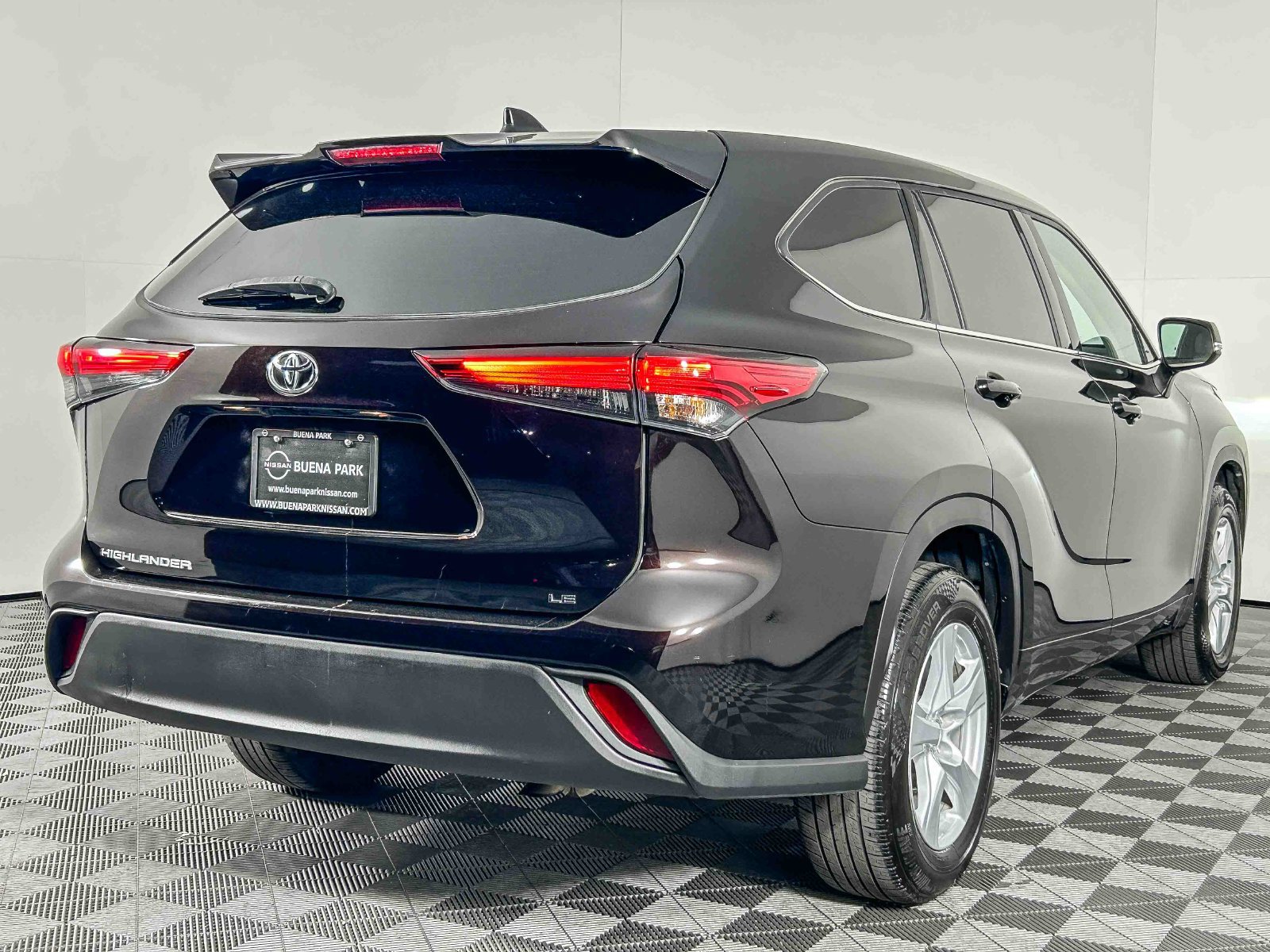Used 2021 Toyota Highlander LE FWD image 8