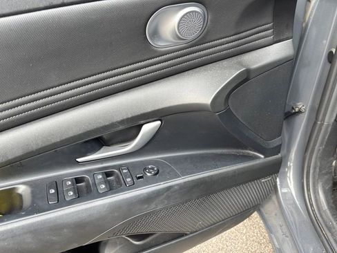 Used 2023 Hyundai Elantra Limited w/ Preferred Accessory Package FWD image 10