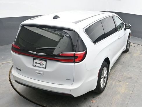 Used 2023 Chrysler Pacifica Touring-L image 24