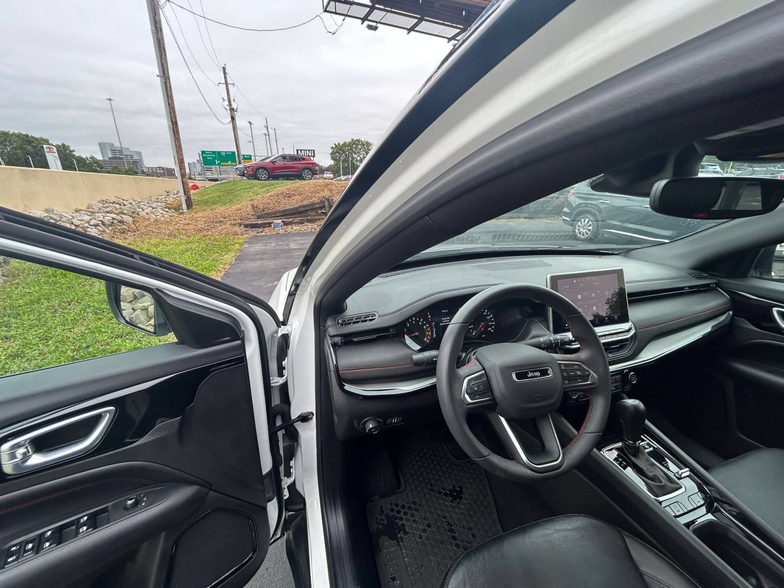 Used 2025 Jeep Compass Trailhawk AWD/4WD image 26