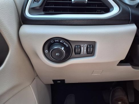 Used 2024 Chrysler Pacifica Touring-L FWD image 22