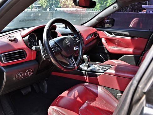 Used 2017 Maserati Levante image 22