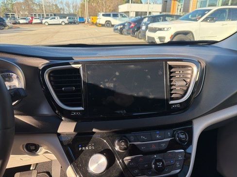 Used 2024 Chrysler Pacifica Touring-L image 13