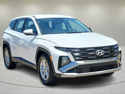 Certified 2025 Hyundai Tucson SE image 1