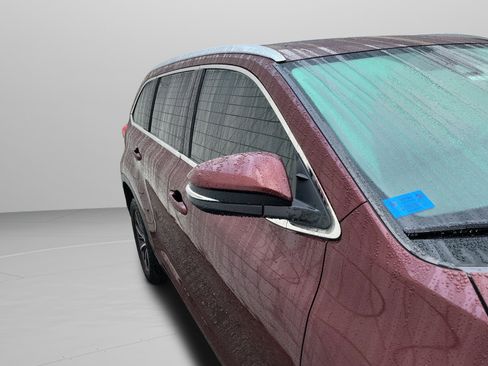 Used 2017 Toyota Highlander XLE image 24