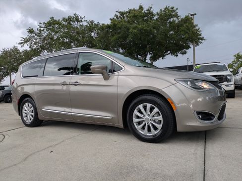 Used 2018 Chrysler Pacifica Touring-L FWD image 2