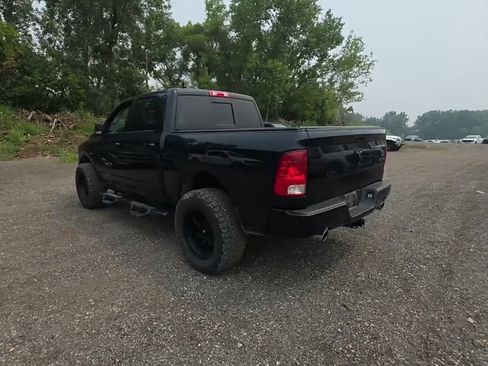 Used 2019 RAM 1500 Classic SLT w/ Black Appearance Group AWD/4WD image 3