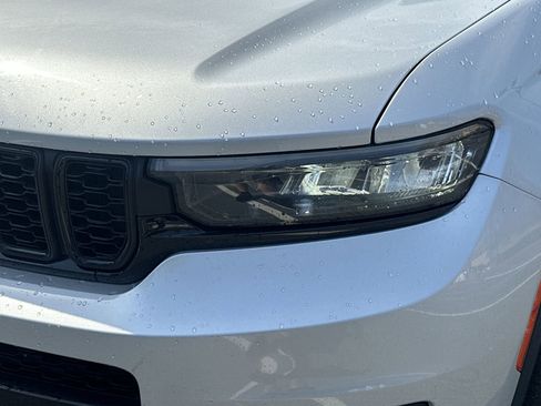 Used 2024 Jeep Grand Cherokee L Laredo image 11