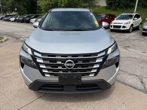 Used 2024 Nissan Rogue SV AWD/4WD image 2