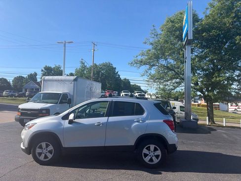 Used 2021 Chevrolet Trax LT w/ Premium Seat Package AWD/4WD image 5