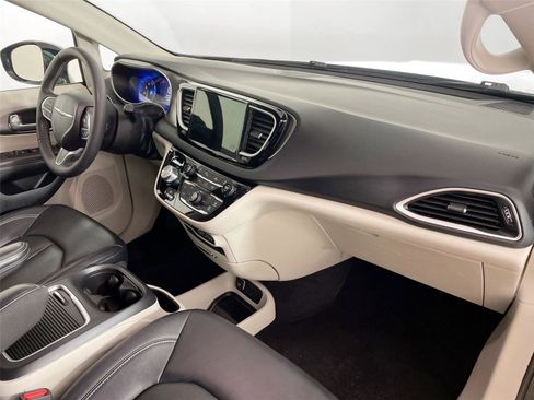 Used 2024 Chrysler Pacifica Touring-L FWD image 28