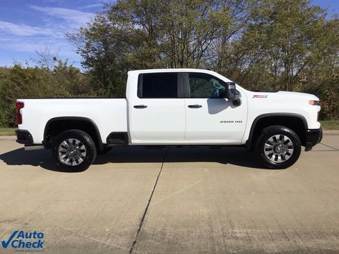 Used 2025 Chevrolet Silverado 2500 Custom w/ Custom Value Package image 2