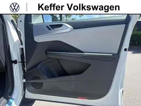 New 2026 Volkswagen Taos SE AWD/4WD image 32