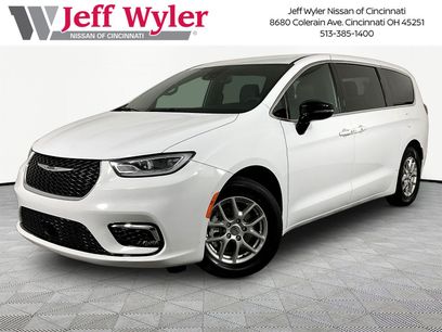 Used 2025 Chrysler Pacifica Select
