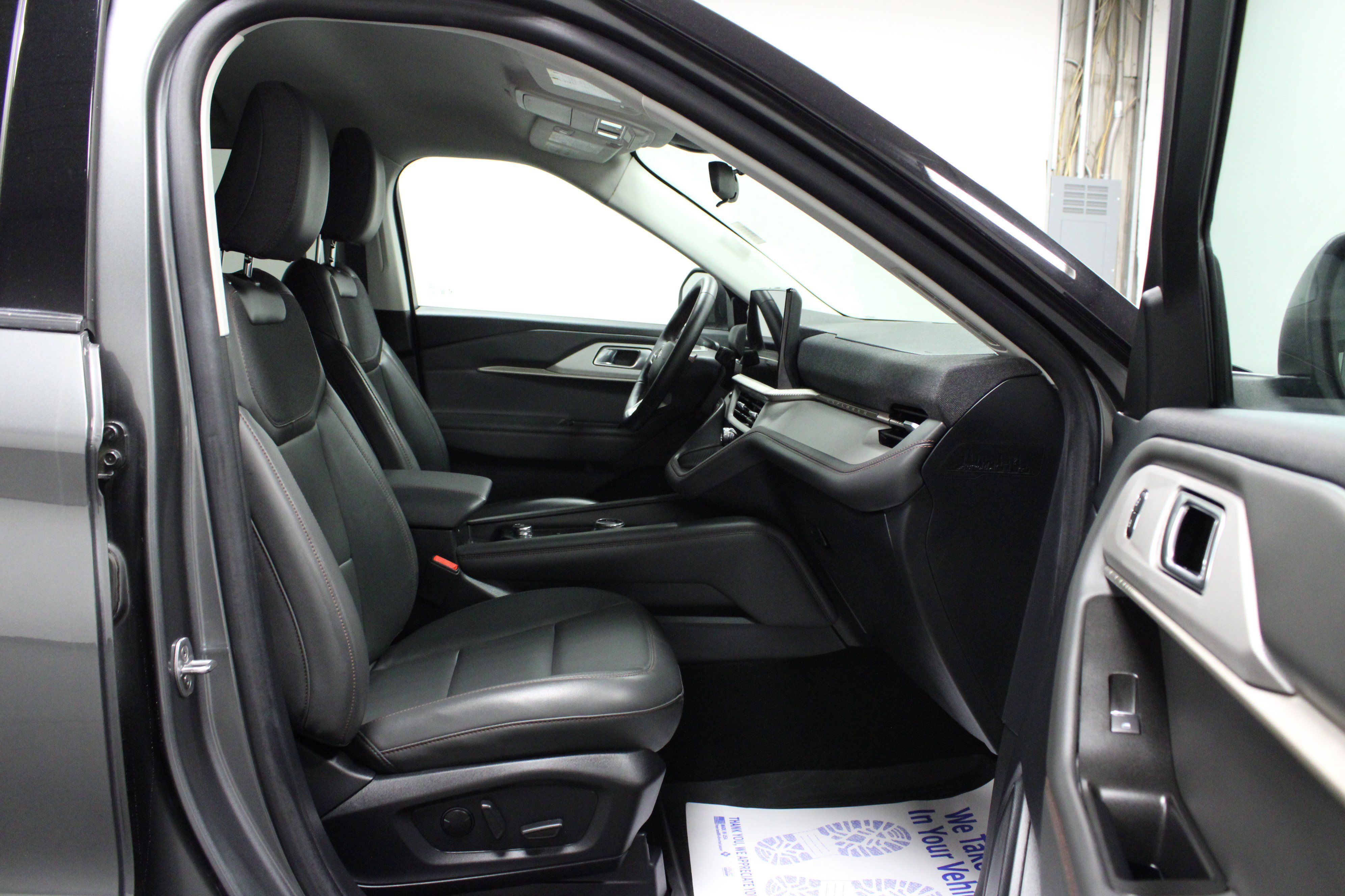 Used 2025 Ford Explorer Active w/ Active Comfort Package AWD/4WD image 17