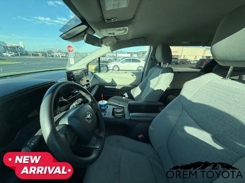 Used 2024 Toyota Sienna LE FWD image 5