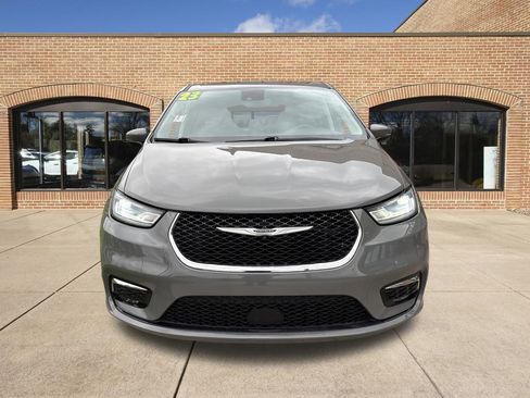 Used 2023 Chrysler Pacifica Touring-L FWD image 9