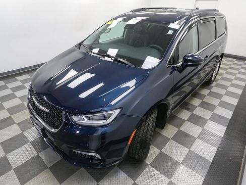 Used 2022 Chrysler Pacifica Touring-L image 6