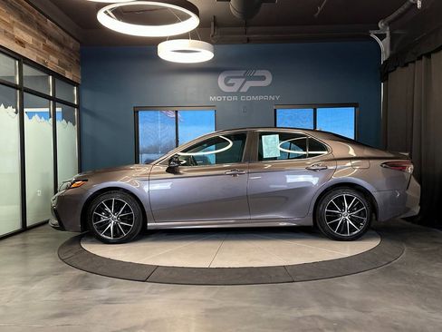 Used 2022 Toyota Camry SE image 6