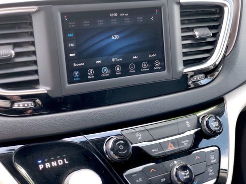 Used 2020 Chrysler Voyager Lxi image 29