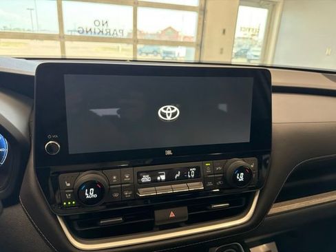 Used 2024 Toyota Grand Highlander AWD image 27