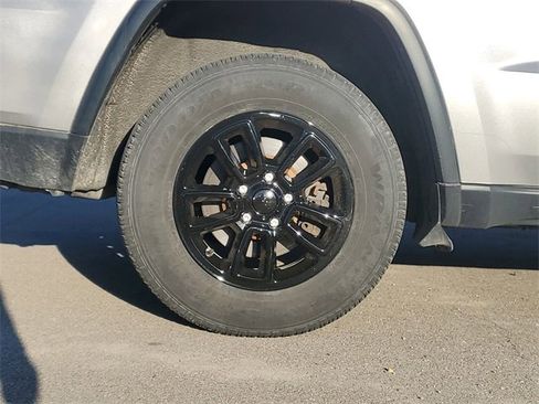 Used 2020 Jeep Grand Cherokee Laredo image 5