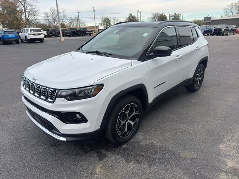 Used 2025 Jeep Compass Limited image 4