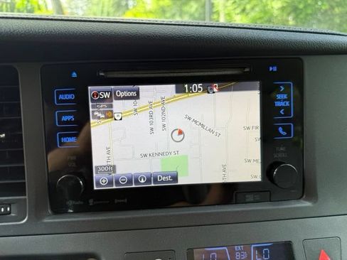 Used 2017 Toyota Sienna XLE Premium FWD image 19